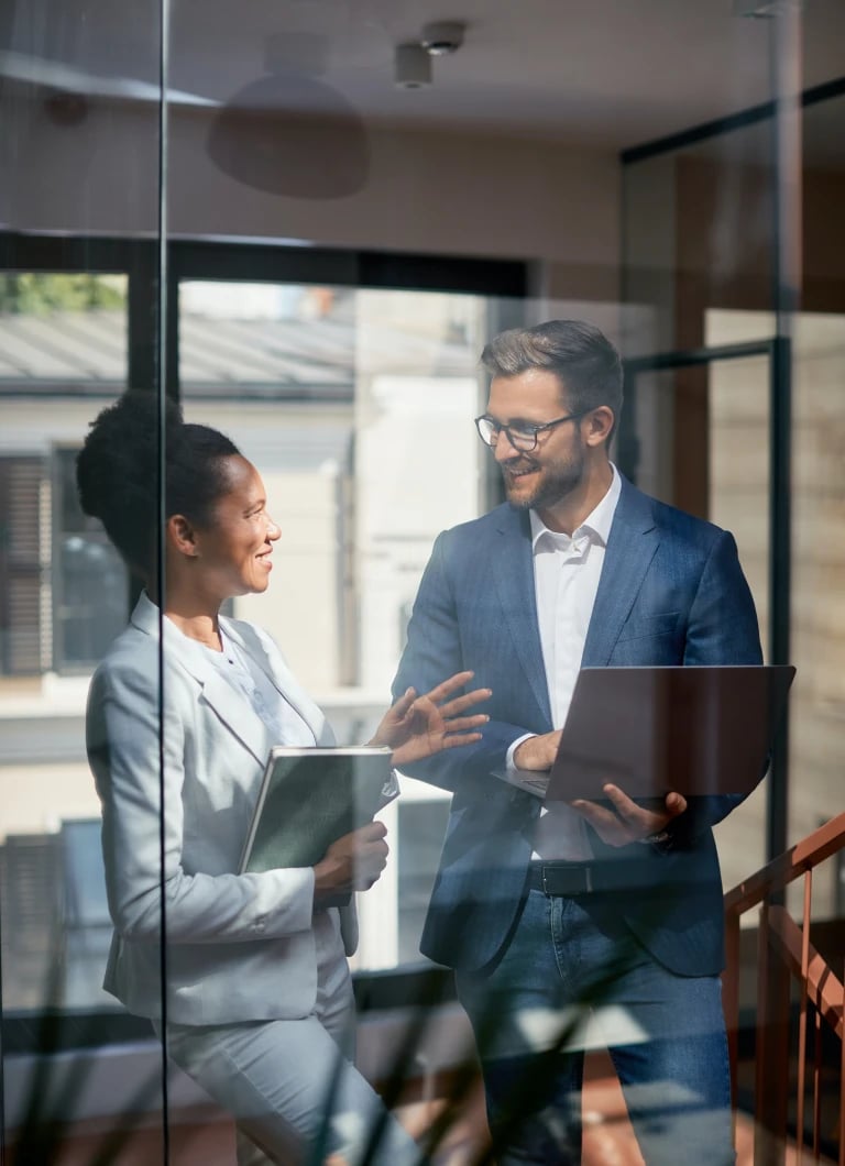 img-two-business-colleague-discuss